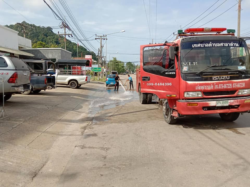 ทต.ศาลาด่าน ดำเนินการฉีดล้างทำความสะอาดถนนบริเวณชุมชนตลาดบ้านศาลาด่าน หน้า ธ.ไทยพาณิชย์